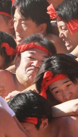 歯を食いしばって屋台を練る松原地区の氏子たち＝１５日午前、姫路市白浜町（撮影・鈴木雅之）