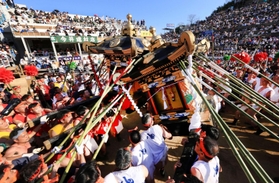 神輿合わせを披露する八家地区の氏子たち＝１５日午後、姫路市白浜町（撮影・鈴木雅之）