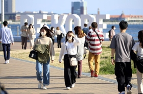 全国旅行支援が始まって初の週末を迎え、多くの観光客らでにぎわうメリケンパーク＝１５日午後、神戸市中央区波止場町（撮影・辰巳直之）
