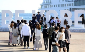 全国旅行支援が始まって初の週末を迎え、多くの観光客らでにぎわうメリケンパーク＝１５日午後、神戸市中央区波止場町（撮影・辰巳直之）