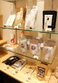 帝国ホテル内の店では兵庫県神河町特産のお茶や丹波黒豆のスイーツなどを扱う＝東京都千代田区