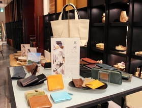 豊岡のかばんなどを集めた売り場＝東京ミッドタウン