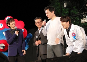 吉村洋文大阪府知事（右から２人目）から知事選立候補を“打診”されて爆笑する村上信五さん（右端）＝大阪市中央区