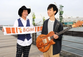 広報宣伝大使として「ぼうさいこくたい」を盛り上げるブルームワークスの石田裕之さん（右）とＫＡＺＺさん＝神戸市中央区東川崎町１