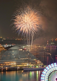 神戸港の夜空を彩る花火大会「みなとＨＡＮＡＢＩ」＝１７日夜、神戸市中央区東川崎町１から（撮影・秋山亮太）