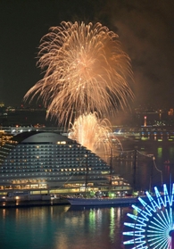 神戸港の夜空を彩る花火大会「みなとＨＡＮＡＢＩ」＝１７日夜、神戸市中央区東川崎町１から（撮影・秋山亮太）