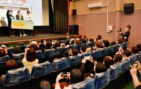 人気俳優が舞台あいさつに訪れ満員となった館内＝４月１７日、洲本市本町５「洲本オリオン」