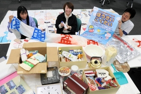 人と防災未来センター主任研究員の（左から）正井佐知さん、林田怜菜さん、高原耕平さん。段ボール箱には、避難所で使われた生活用品などが入っている＝神戸市中央区脇浜海岸通１、同センター