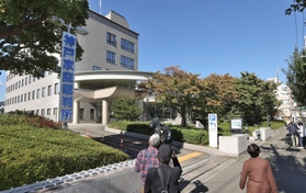 ２５年前に発生した神戸連続児童殺傷事件の全記録廃棄が明らかになった神戸家庭裁判所＝２０日午前９時４１分、神戸市中央区荒田町３（撮影・小林良多）
