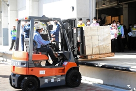 フォークリフトを使って支援物資を搬入する訓練＝三木市志染町三津田