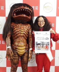 福崎町ふるさと大使に就任したアルミカン赤阪侑子さん（右）と同町キャラクターの「河童のガジロウ」＝大阪市内
