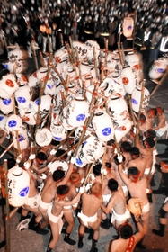 楼門前で激しく提灯をぶつけあう氏子たち＝２１日夜、姫路市網干区宮内（撮影・大山伸一郎）