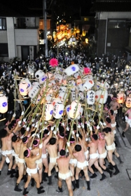 楼門前で激しく提灯をぶつけあう氏子たち＝２１日夜、姫路市網干区宮内（撮影・大山伸一郎）