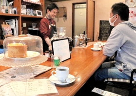 １０月からコーヒーを値上げした粂慶治さん（左）。「何とか工夫したけど限界です」＝神戸市中央区北長狭通１