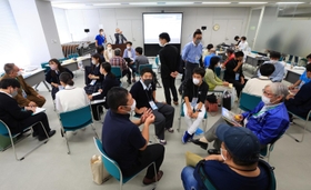 防災や被災経験の伝え方について、大人も交えて話し合う高校生たち＝２２日午後、神戸市中央区脇浜海岸通１（撮影・鈴木雅之）
