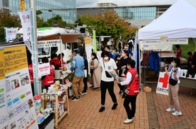 ぼうさいこくたいの屋外展示ブース＝２２日午後、神戸市中央区脇浜海岸通１（撮影・中西幸大）