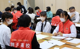 被災者と未災者とをつなぐ言葉について話し合う高校生たち＝２２日午後、神戸市中央区脇浜海岸通１（撮影・鈴木雅之）
