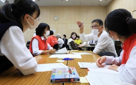 被災者と未災者とをつなぐ言葉について話し合う高校生たち＝２２日午後、神戸市中央区脇浜海岸通１（撮影・鈴木雅之）
