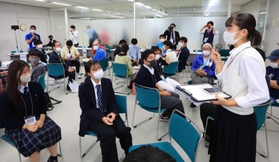 全国の災害被災地から高校生が参加した「ＢＯＵＳＡＩゼミな～る」。災害の体験や教訓をどう伝えるか、話し合った＝神戸市中央区脇浜海岸通１（撮影・鈴木雅之）