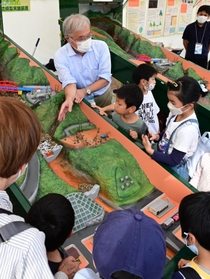 屋外展示ブースでは治山ダムの構造を紹介するコーナーも＝２２日午後、神戸市中央区脇浜海岸通１（撮影・中西幸大）