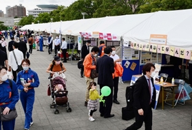 大勢の来場者でにぎわったぼうさいこくたいの屋外展示ブース＝２２日午後、神戸市中央区脇浜海岸通１（撮影・中西幸大）