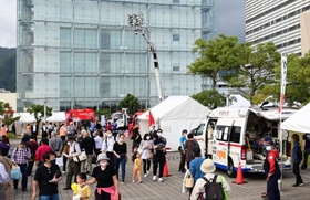 神戸で開幕した「ぼうさいこくたい」。会場周辺は多くの人でにぎわった＝２２日午後、神戸市中央区脇浜海岸通１（撮影・中西幸大）