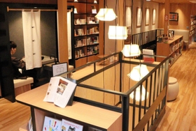 本を読みながらゆったりと過ごせる空間＝豊岡市城崎町湯島（撮影・丸山桃奈）