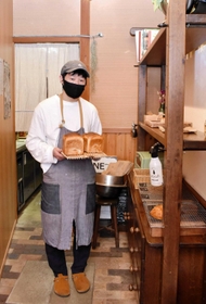 １坪ほどの店内でシンプルなパンを販売する橋本宏平さん＝豊岡市城崎町湯島