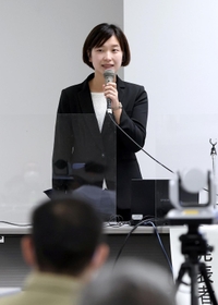 語り部としての迷いも率直に吐露した菊池のどかさん。「避難できたのは防災教育のおかげ」とし、「奇跡」でなく「釜石の出来事」と呼ぶ＝２３日、神戸市中央区脇浜海岸通１（撮影・小林良多）