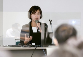 語り部としての迷いも率直に吐露した菊池のどかさん。「避難できたのは防災教育のおかげ」とし、「奇跡」でなく「釜石の出来事」と呼ぶ＝２３日、神戸市中央区脇浜海岸通１（撮影・小林良多）