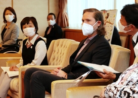 神戸２０２４世界パラ陸上の成功に向けて神戸市長を表敬訪問した世界パラ陸連代表のポール・フィッツジェラルド氏と増田明美大会組織委会長ら＝神戸市中央区加納町６、神戸市役所