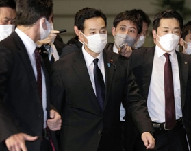 　首相官邸に入る山際経済再生相（中央）＝24日午後