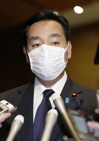 　岸田首相に辞表を提出した後、記者の質問に答える山際経済再生相＝24日午後、首相官邸