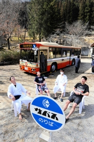 サウナバス「サバス」体験を終え、車外で外気浴を満喫する参加者＝３月、兵庫県神河町根宇野