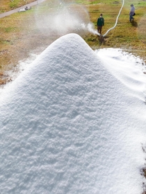 ゲレンデに勢いよく振りまかれる人工雪＝２５日午前、神戸市灘区六甲山町、六甲山スノーパーク（撮影・秋山亮太）
