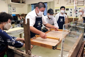 紙衣を復元するため、皆田和紙の紙すきに挑む佐用高校の生徒ら＝９月、兵庫県佐用町上月、皆田和紙紙すき文化伝承館