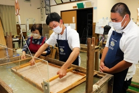 紙衣を復元するため、皆田和紙の紙すきに挑む佐用高校の生徒ら＝９月、兵庫県佐用町上月、皆田和紙紙すき文化伝承館