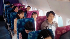 旅客機の客室で幼少期のヒロインと家族が談笑するシーンは、豊岡市のコウノトリ但馬空港の展示機内で撮影した（ＮＨＫ提供）