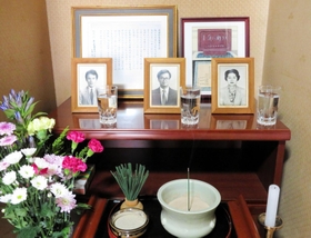 親和女子高校の校内に飾られている３教諭の遺影。水や花は今も欠かさない＝神戸市灘区土山町 