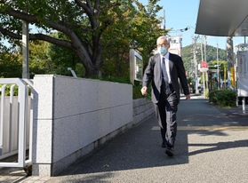 神戸連続児童殺傷事件の全記録廃棄を受け、理由や経緯の調査を求める要望書を提出するため神戸家裁に入る土師守さん＝２８日午後、神戸市兵庫区荒田町３（撮影・秋山亮太）