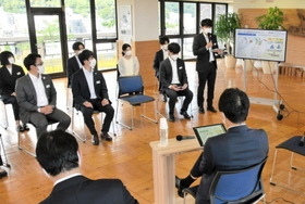 兵庫県職員の働き方改革に向け、斎藤元彦知事（右下）に具体的な取り組みを提言する若手職員＝県庁