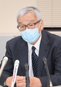 神戸連続児童殺傷事件の全記録廃棄を受け、神戸家裁に調査を申し入れ、会見する被害者遺族の土師守さん＝２８日午後、神戸市中央区