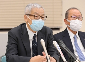 記者会見する土師守さんと井関勇司弁護士（右）＝２８日午後、神戸市中央区（撮影・秋山亮太）