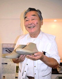 イニエスタ選手の靴型を手にする大山義勝さん＝神戸市長田区二番町１