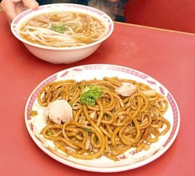 「焼きと中華」と注文する麺ダブル食い＝江洋軒