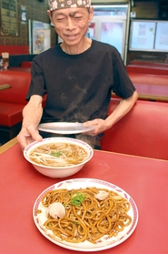 「焼きと中華」と注文する麺ダブル食い＝江洋軒