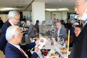 学生当時の写真を見ながら思い出話に花を咲かせる神戸大ＯＢら＝神戸市灘区六甲台町、神戸大六甲第１キャンパス