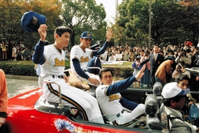 阪神・淡路大震災があった年にリーグ優勝を果たし、神戸でのパレードでファンに手を振る（左端から）イチロー選手、星野伸之投手、仰木彬監督＝１９９５年１１月５日、神戸市中央区、東遊園地前