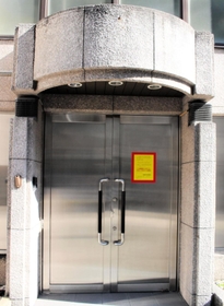 使用差し止めになった山口組弘道会の事務所＝３１日午後、神戸市中央区熊内町９