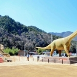 原寸大の「丹波竜」模型が設置された丹波竜の里公園＝丹波市山南町上滝